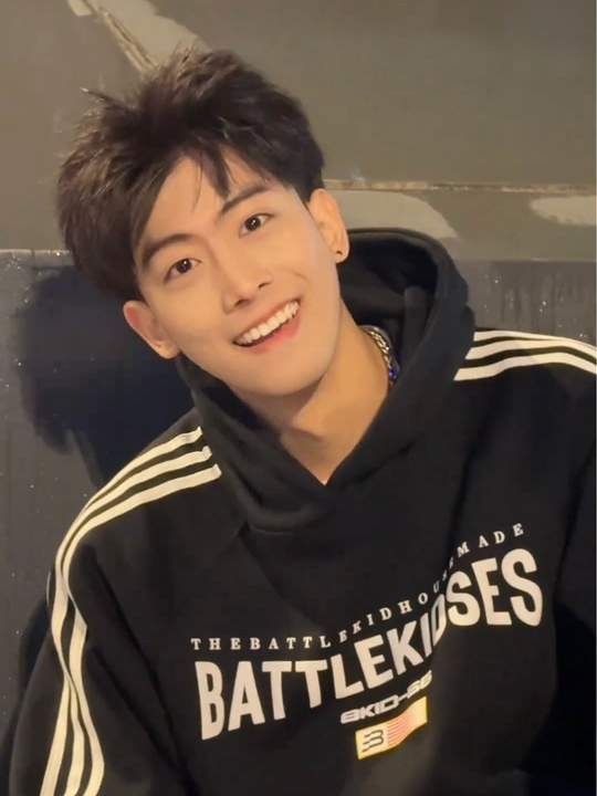 首次曝光端庄短发偶像脸竹林终极版下面向我们走来的是 帅哥方阵第1张