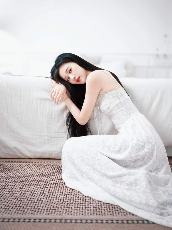 美女图片冷艳巴掌脸正版护士生活照增强版